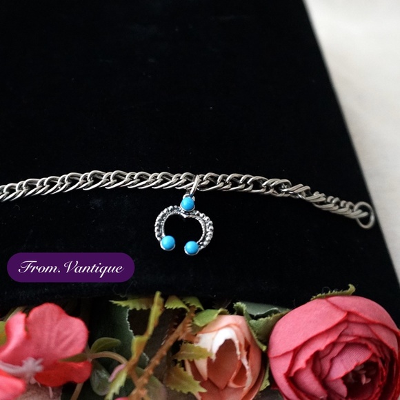 🐎 VINTAGE Horse Shoes with Blue Gem Charm Silver Chain Bracelet 📿 - Picture 3 of 5